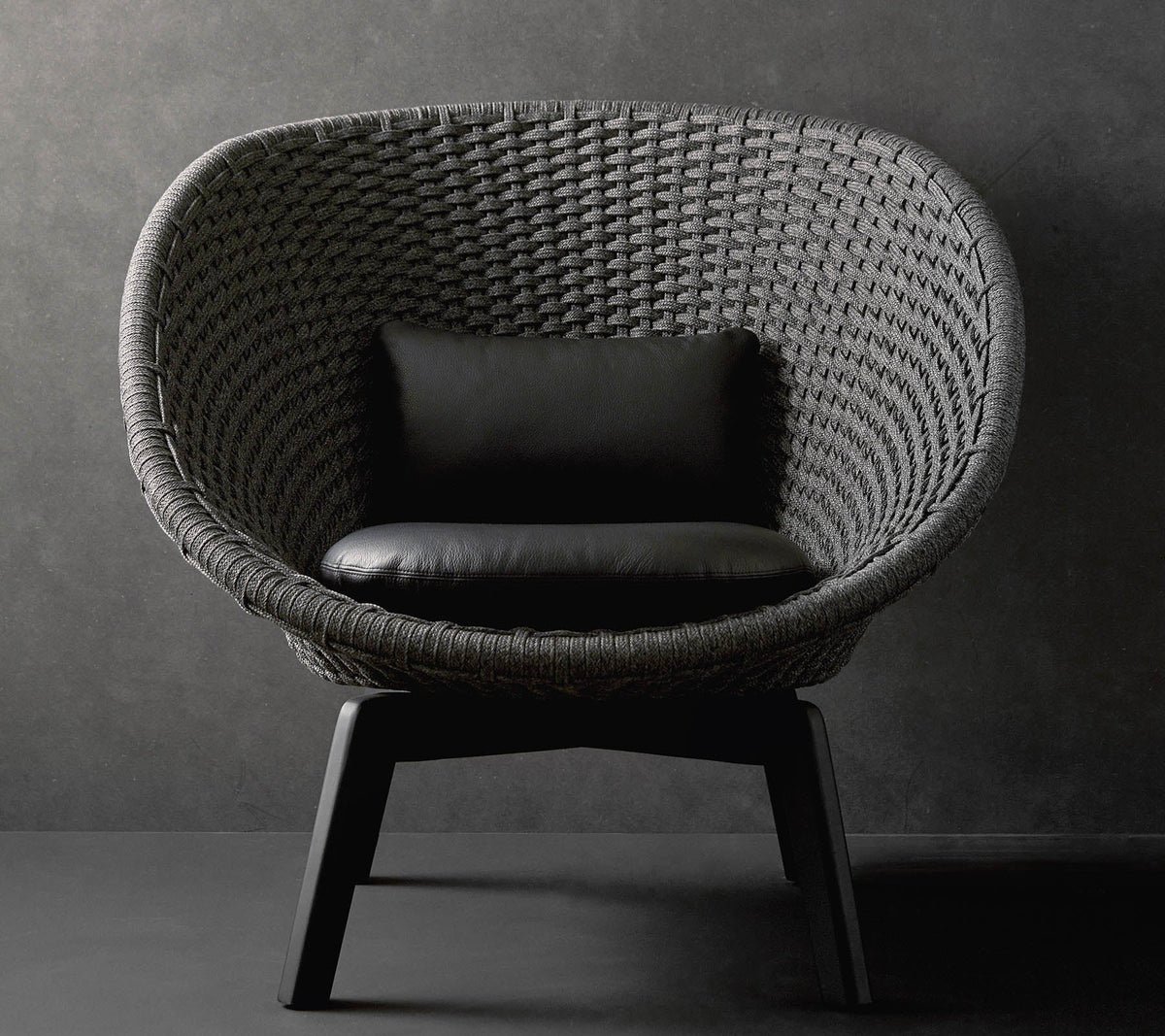 Cane-line Peacock loungestol med svarte teakbein, indoor, inkl. putesett Smoky Flavour