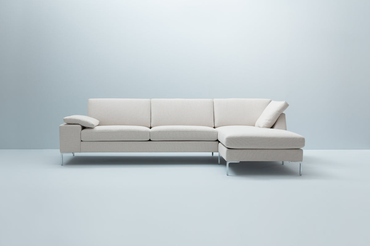 LK Hjelle Arena sofa med liten chaiselounge (L 300 x D 156 cm). Velg tekstil og armbredde
