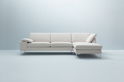 LK Hjelle Arena sofa med liten chaiselounge (L 222 x D 156 cm). Velg tekstil og armbredde