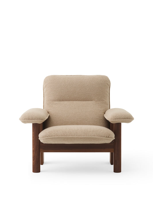 Audo Copenhagen Brasilia Lounge Chair lenestol, høy rygg. Velg tekstil og treverk