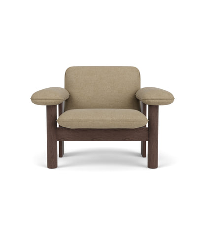 Audo Copenhagen Brasilia Lounge Chair lenestol, lav rygg. Velg tekstil og treverk