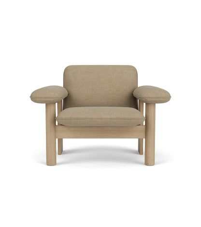 Audo Copenhagen Brasilia Lounge Chair lenestol, lav rygg. Velg tekstil og treverk