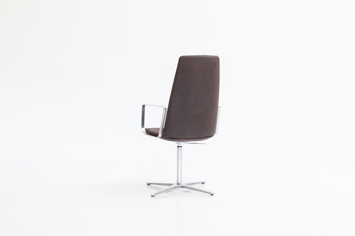 LK Hjelle Ada stol, lav rygg, uten arm – office-understell med hjul. Velg tekstil og understell