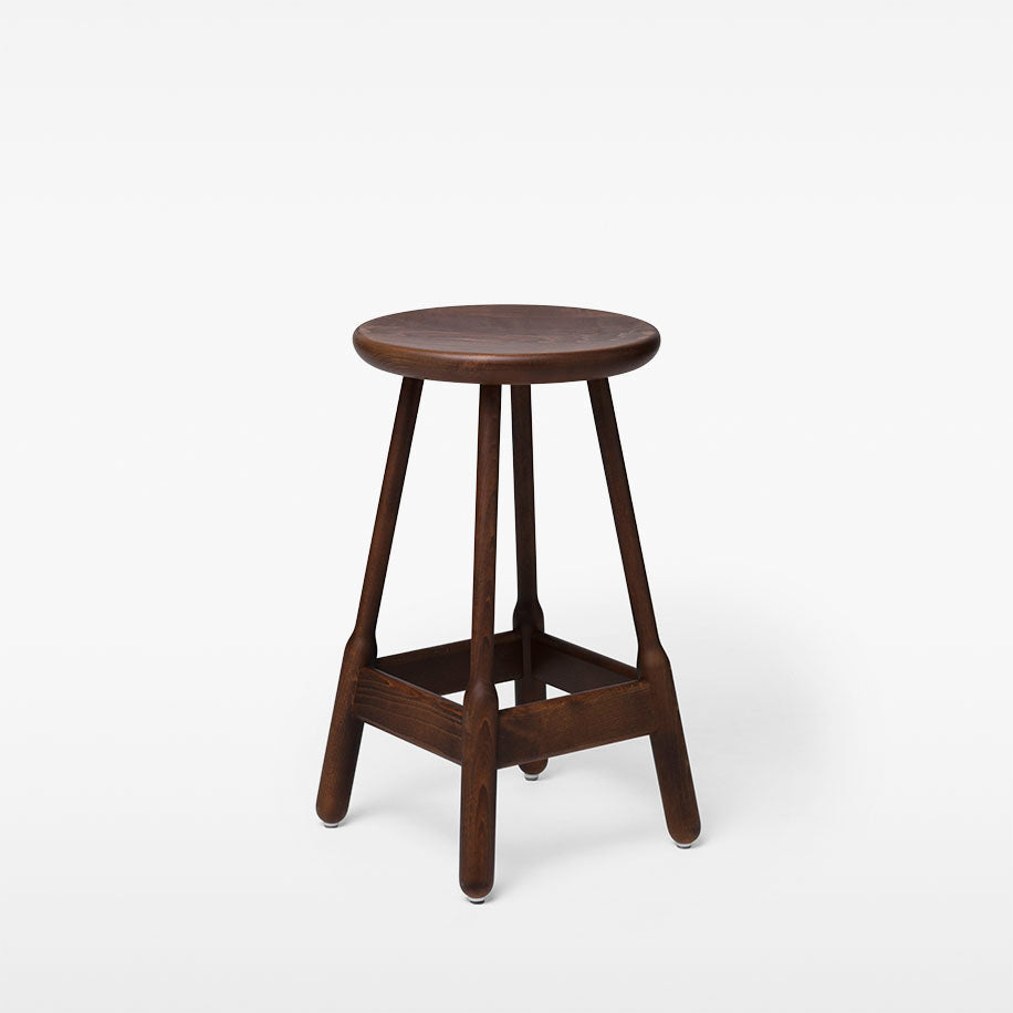 Massproductions Albert barkrakk – Sittehøyde 65 cm / Valnøttbeiset bøk