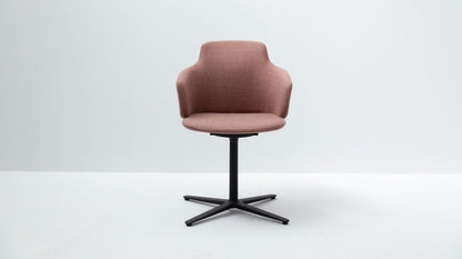LK Hjelle Ada stol, lav rygg, polstret arm – office-understell med hjul. Velg tekstil og understell
