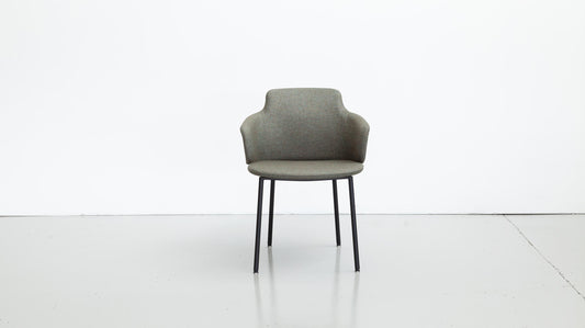 LK Hjelle Ada stol, Wide (sete 53 cm), lav rygg, polstret arm – fast høyde med hjul. Velg tekstil og understell