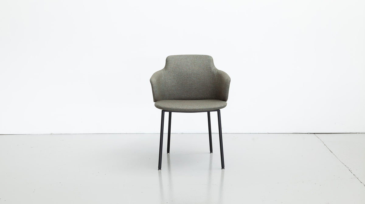 LK Hjelle Ada stol, Wide (sete 53 cm), høy rygg, polstret arm – 4 bein eller meie. Velg tekstil og understell