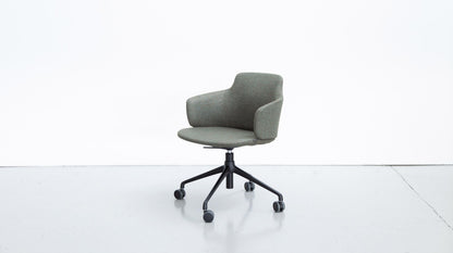 LK Hjelle Ada stol, lav rygg, uten arm – office-understell med hjul. Velg tekstil og understell