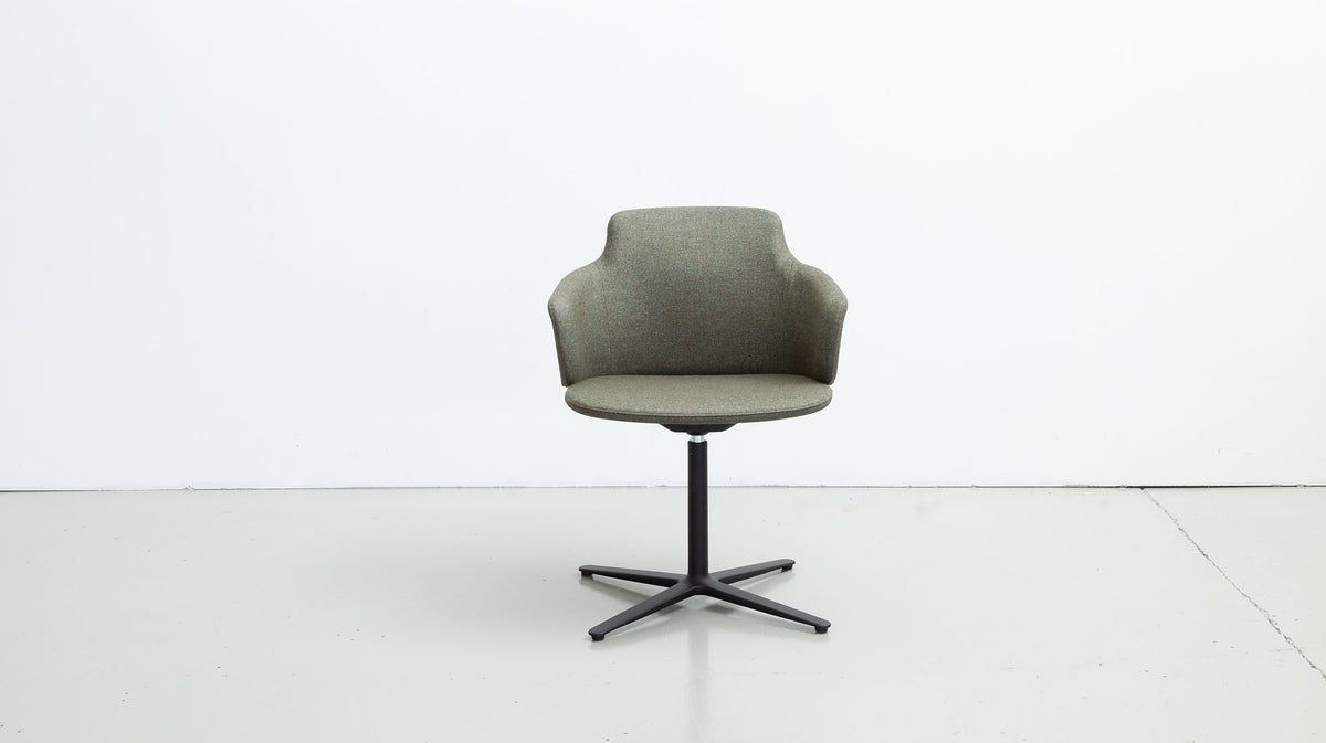 LK Hjelle Ada stol, Wide (sete 53 cm), høy rygg, polstret arm – office-understell med hjul. Velg tekstil og understell