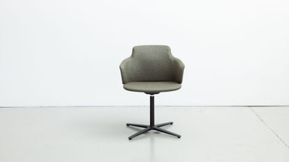 LK Hjelle Ada stol, Wide (sete 53 cm), høy rygg, polstret arm – office-understell med hjul. Velg tekstil og understell