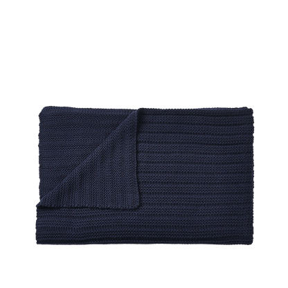 Muuto Ample pledd i babylamaull. Midnight Blue