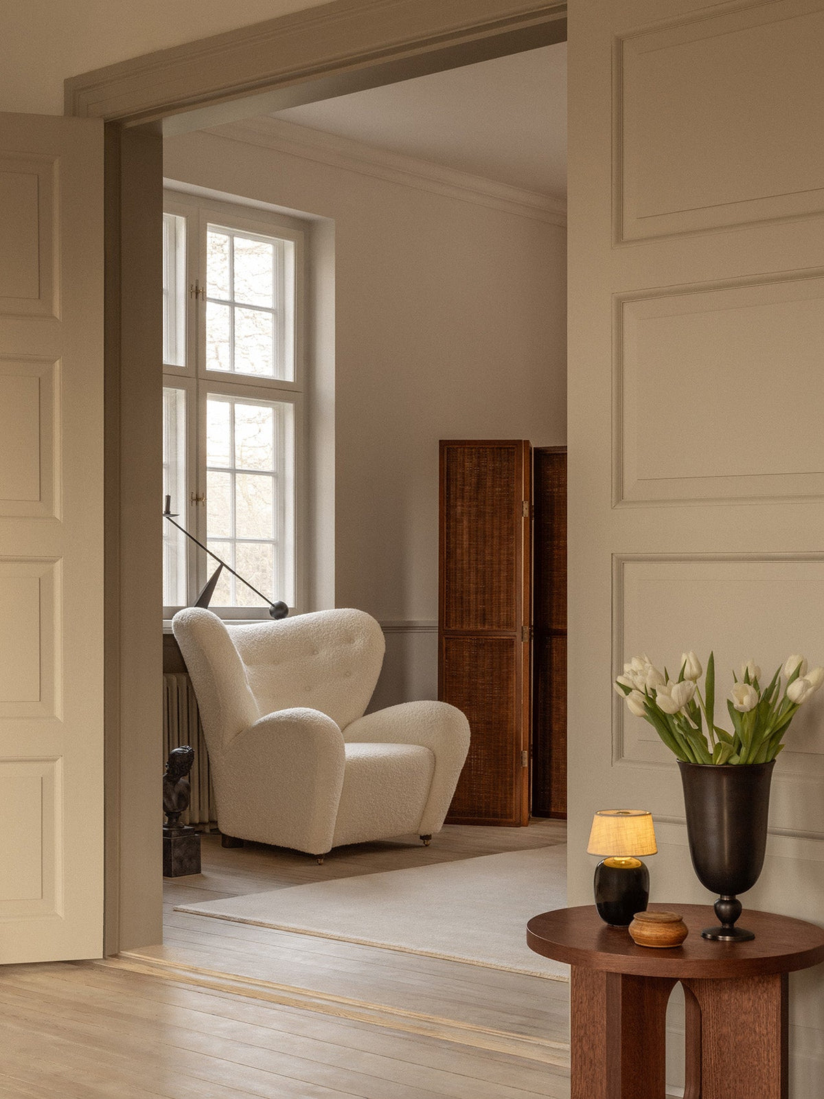 Audo Copenhagen The Tired Man Lounge Chair lenestol. Velg tekstil og treverk