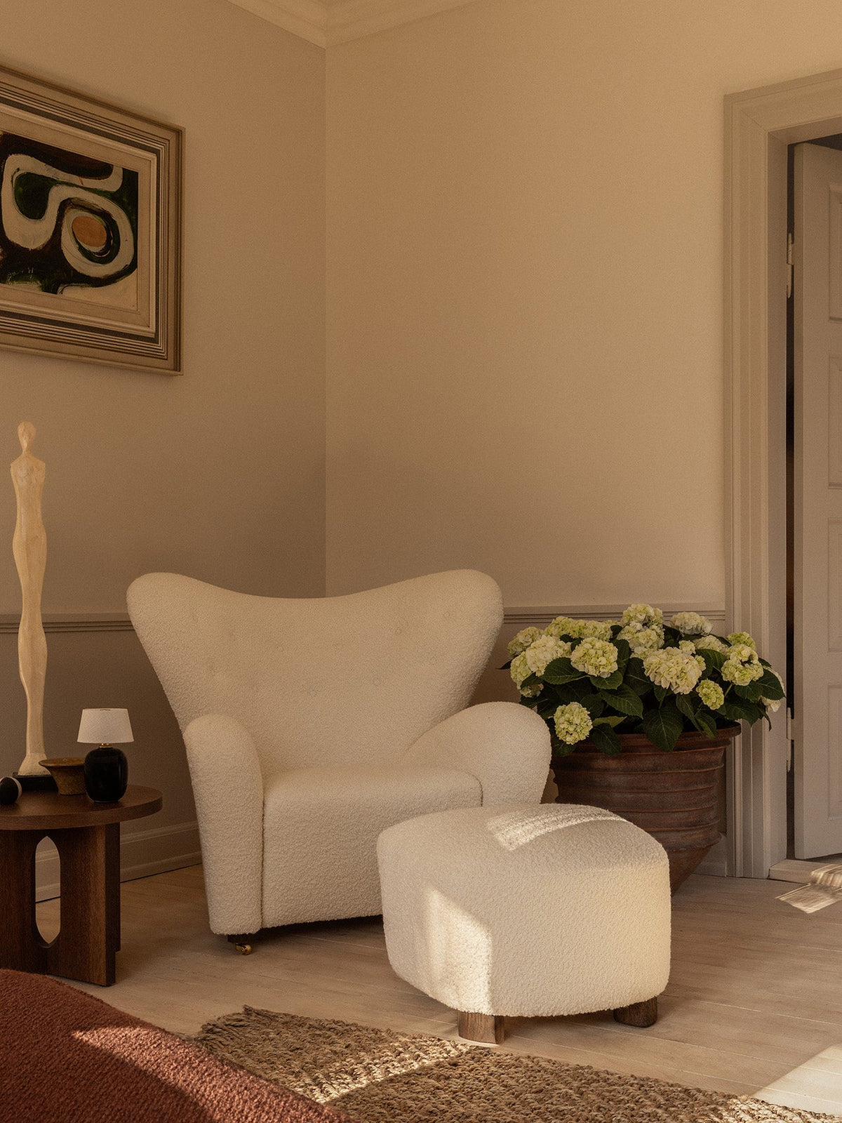 Audo Copenhagen The Tired Man Lounge Chair lenestol. Velg tekstil og treverk