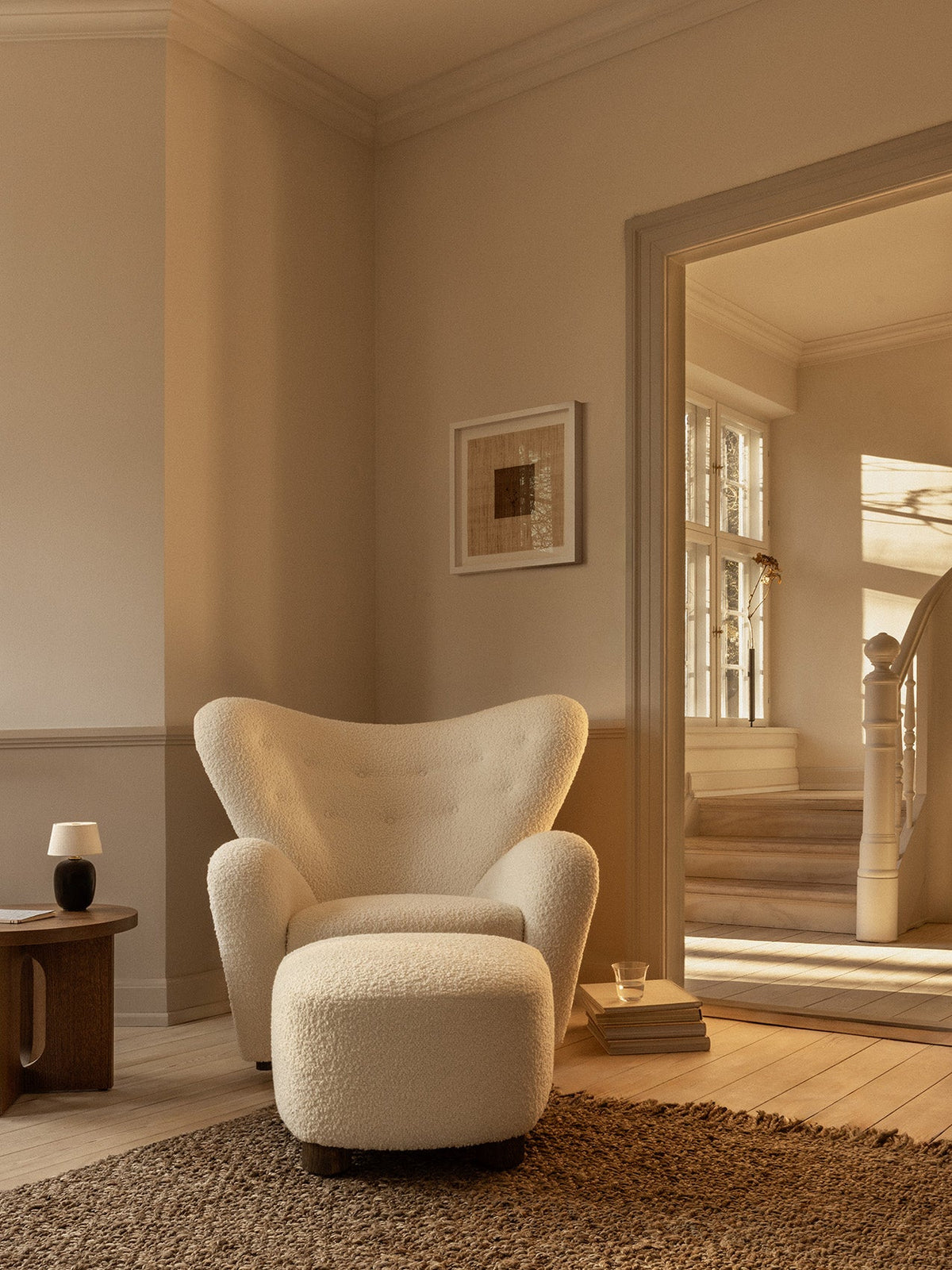 Audo Copenhagen The Tired Man Lounge Chair lenestol. Velg tekstil og treverk