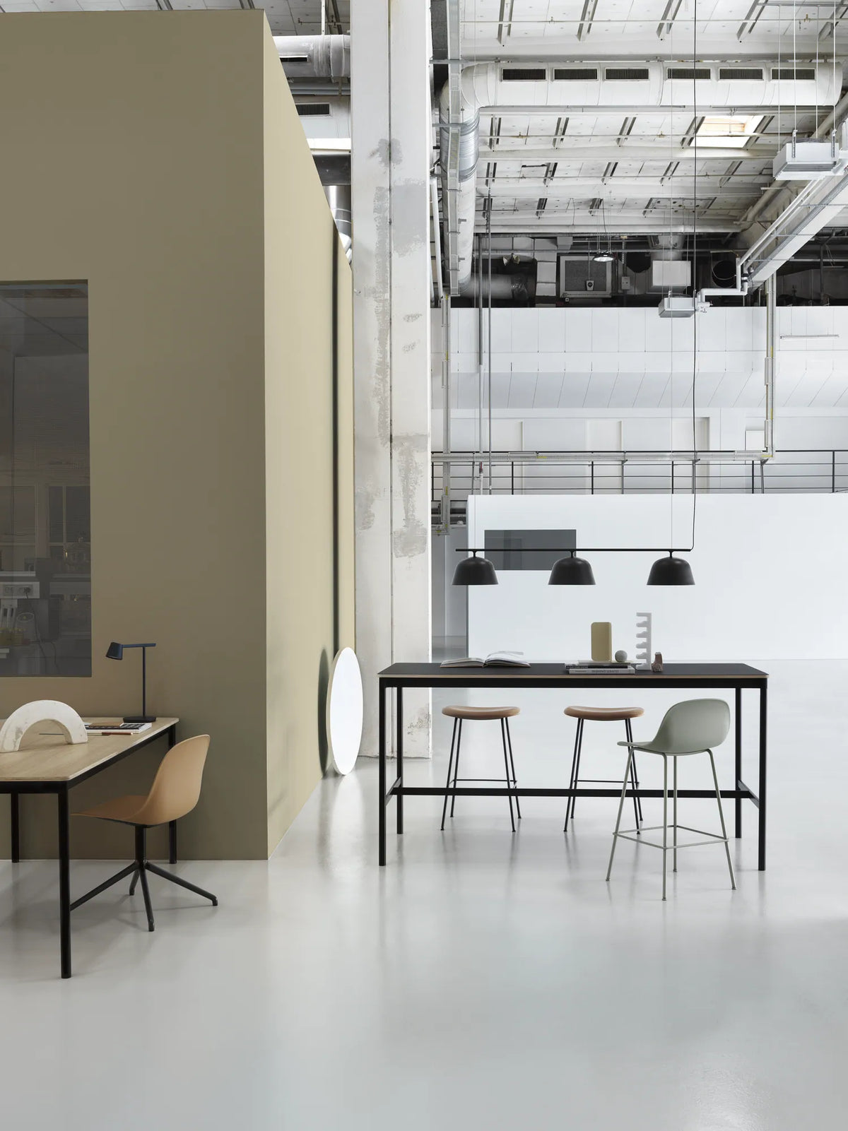 Muuto Fiber Counter Stool barkrakk H65 med rørunderstell, med rygg, polstret. Velg tekstil