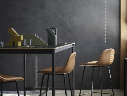 Muuto Fiber Bar Stool barstol H75 med rørunderstell, uten polstring. Velg understell og skall