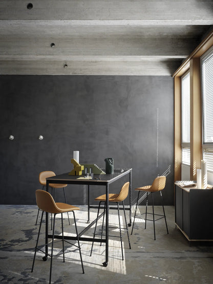 Muuto Fiber Bar Stool barstol H75 med rørunderstell, uten rygg, polstret. Velg tekstil