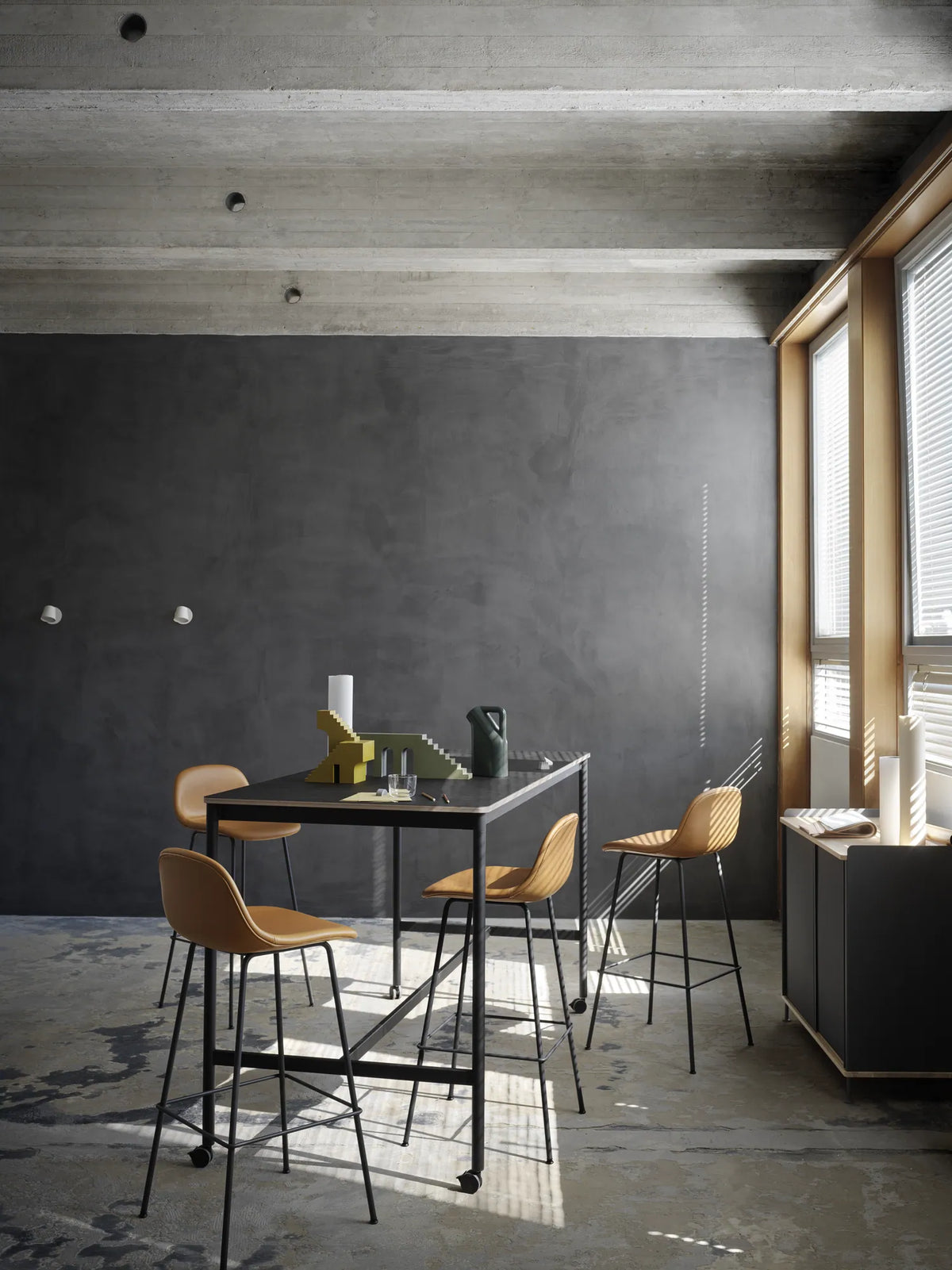 Muuto Fiber Bar Stool barstol H75 med rørunderstell, uten polstring. Velg understell og skall