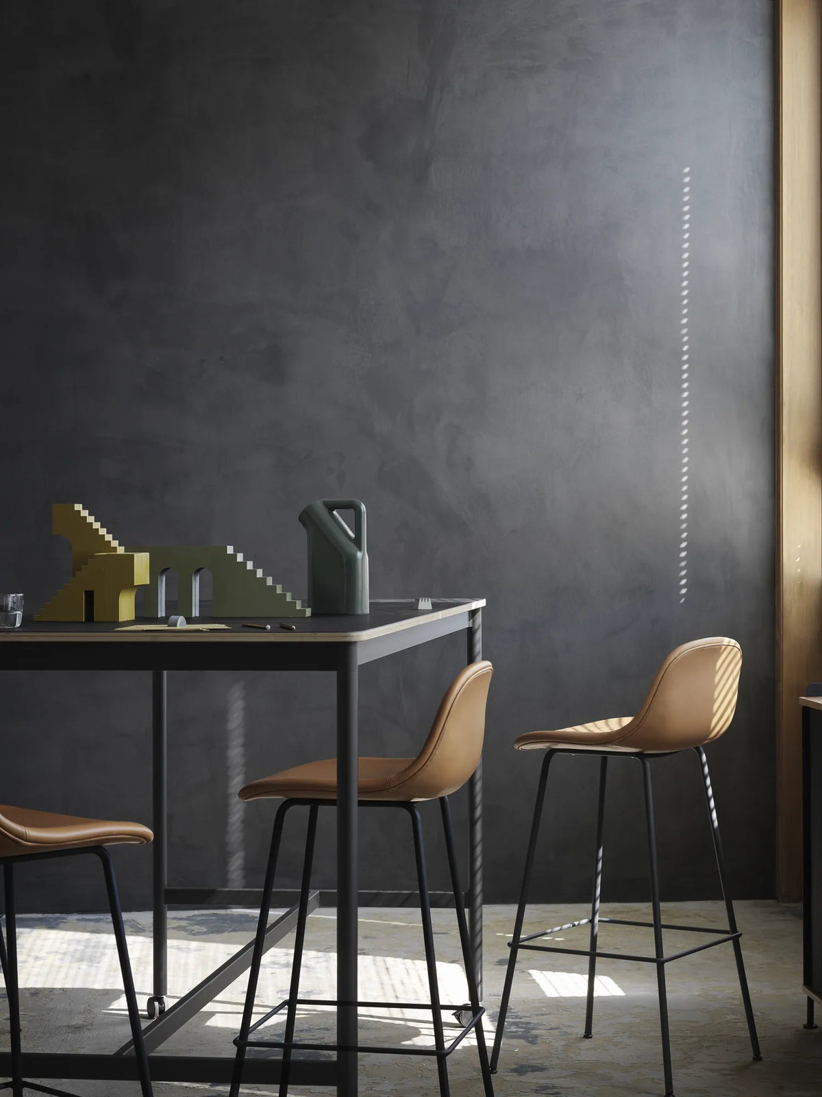 Muuto Fiber Bar Stool barstol H75 med rørunderstell, med rygg, polstret. Velg tekstil
