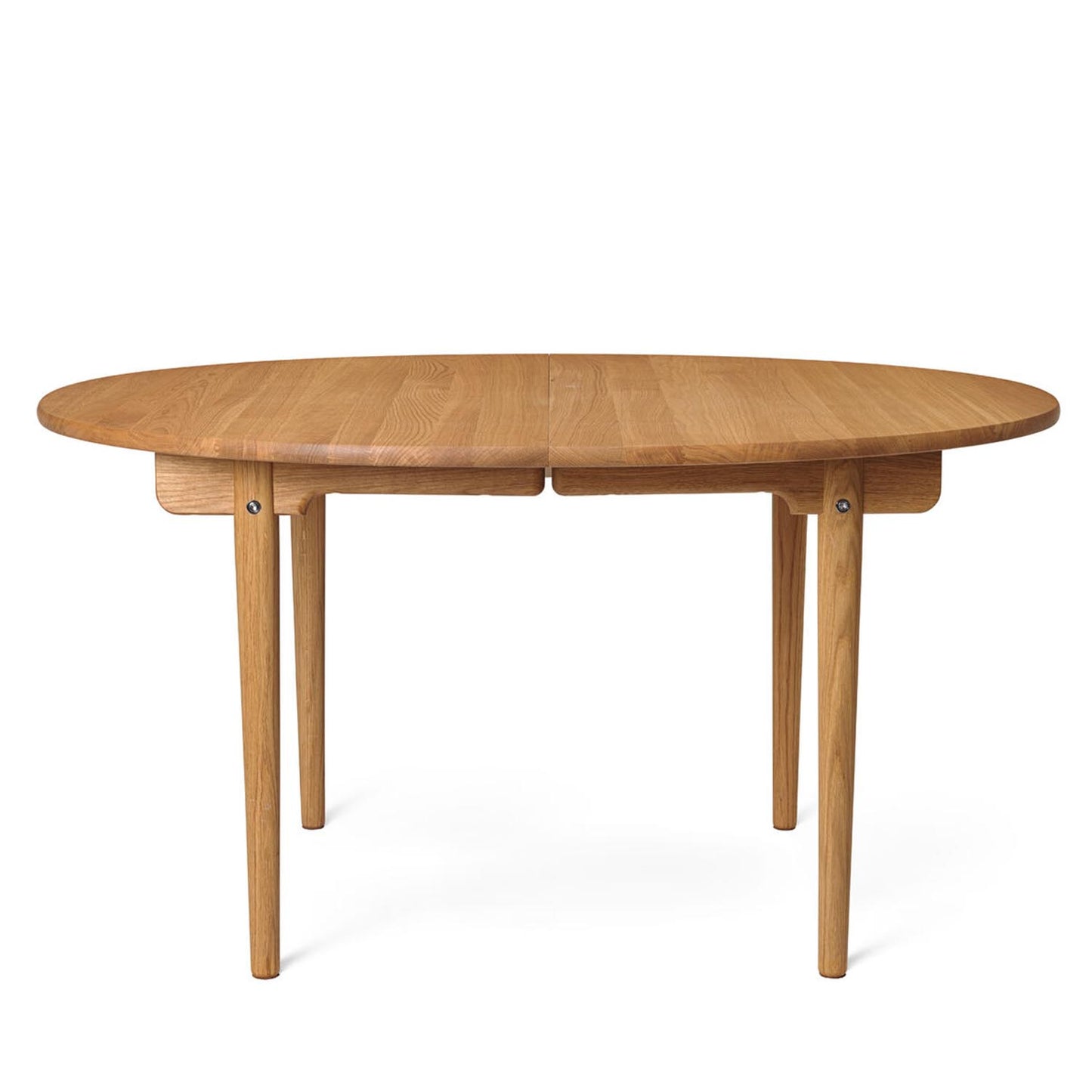 Carl Hansen CH337 spisebord. 140 x 115 cm. Oljet eik. Bestillingsvare.