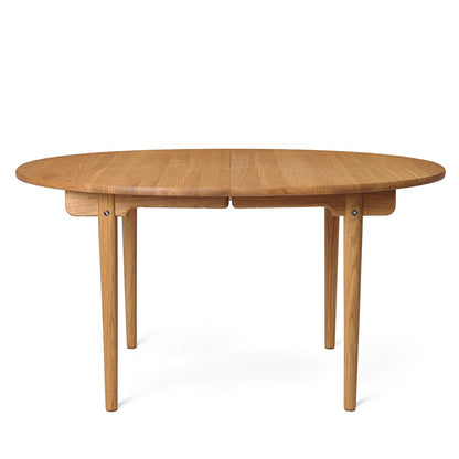 Carl Hansen CH337 spisebord. 140 x 115 cm. Oljet eik. Bestillingsvare.