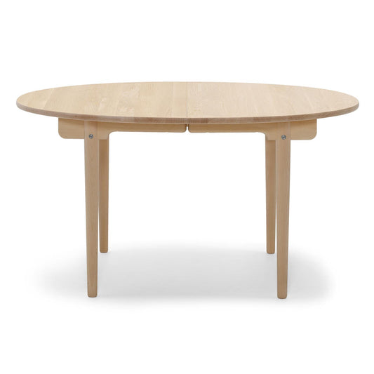 Carl Hansen spisebord CH337. 140 x 115 cm. Såpet eik. Bestillingsvare.