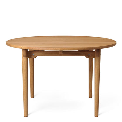 Carl Hansen CH337 spisebord. 140 x 115 cm. Oljet eik. Bestillingsvare.
