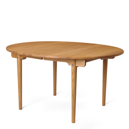 Carl Hansen CH337 spisebord. 140 x 115 cm. Oljet eik. Bestillingsvare.