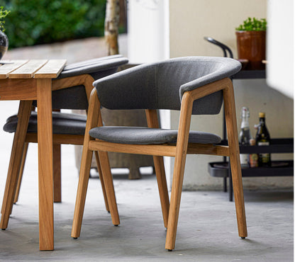 Cane-line Luna stol m/armlener, teak og grey AirTouch – miljøbilde 1