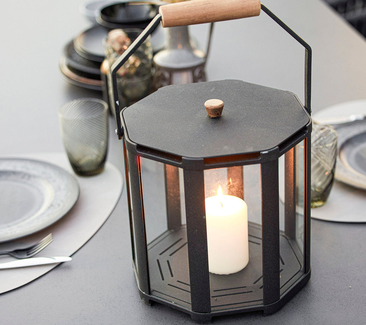 Cane-line Lightlux lanterne mini m/teakhåndtak, lava grey aluminium – miljøbilde 4