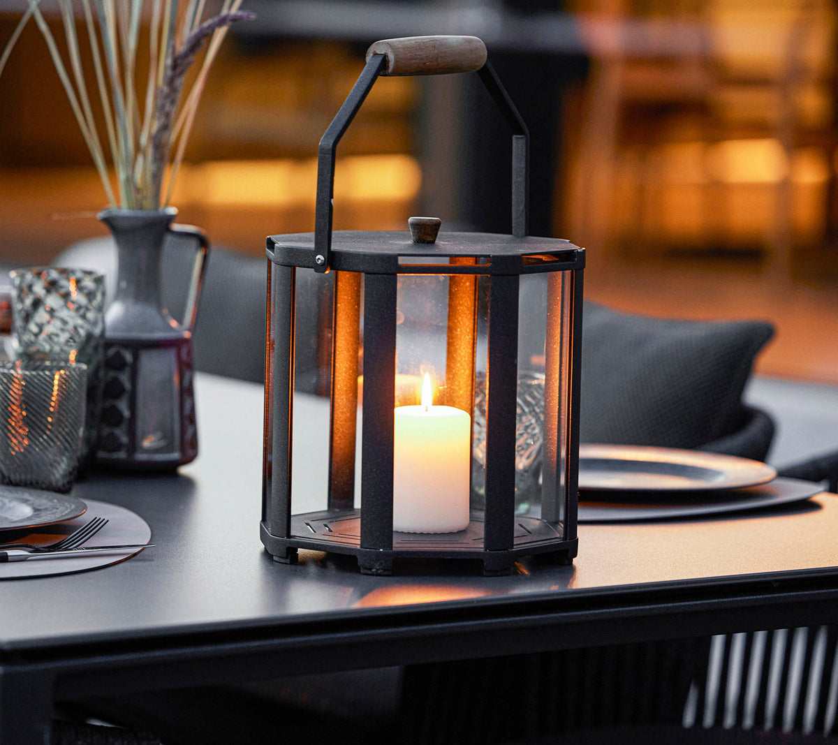 Cane-line Lightlux lanterne mini m/teakhåndtak, lava grey aluminium – miljøbilde 3