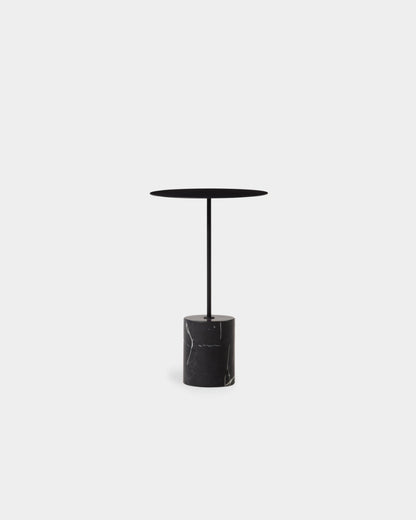Wendelbo Calibre sidebord – Høy (Ø32 × H52 cm), Svart