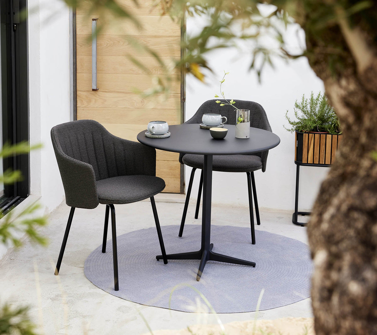 Cane-line Drop kafébord Ø 80 cm – miljøbilde