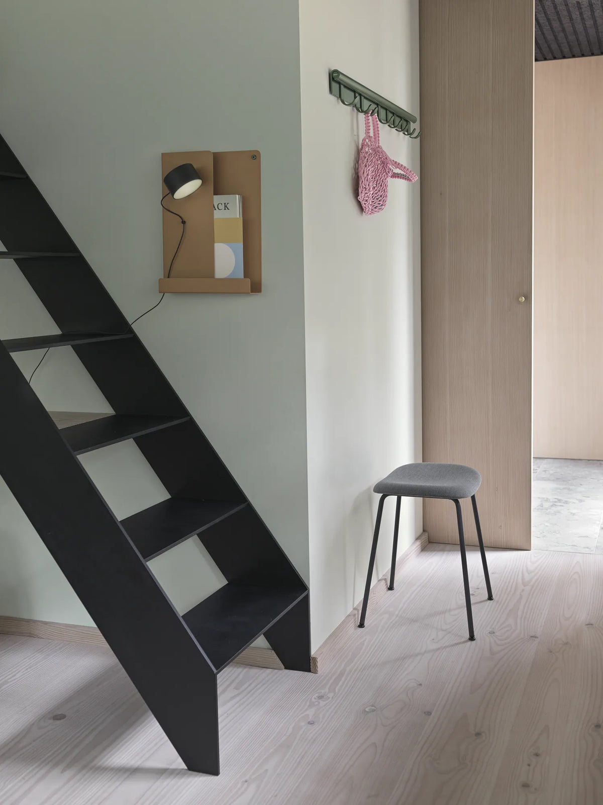 Muuto Fiber Stool krakk med rørunderstell, uten polstring. Velg understell og skall