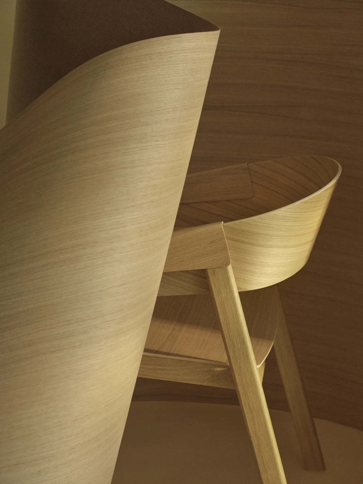 Muuto Cover Armchair armstol i tre, polstret. Velg tekstil