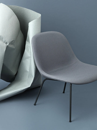 Muuto Fiber Lounge Chair loungestol med rørunderstell, uten polstring. Velg understell og skall
