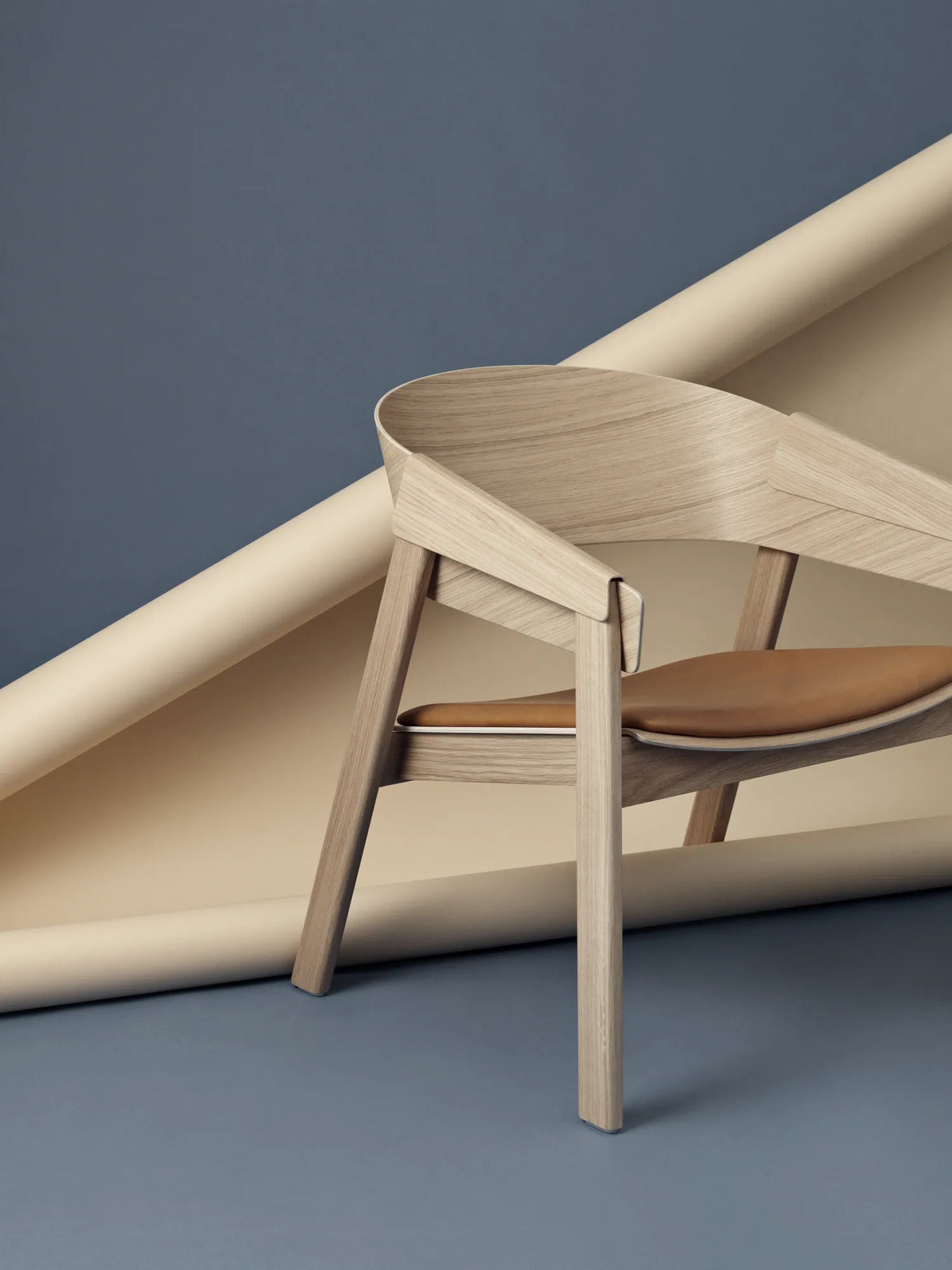 Muuto Cover Lounge Chair lenestol, uten polstring. Velg tre og glidere