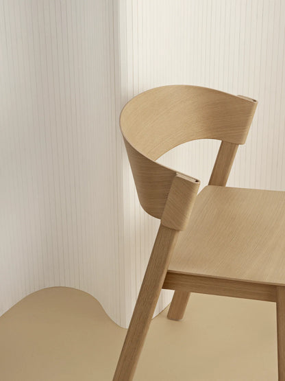 Muuto Cover Side Chair spisestol, uten polstring. Velg tre og glidere