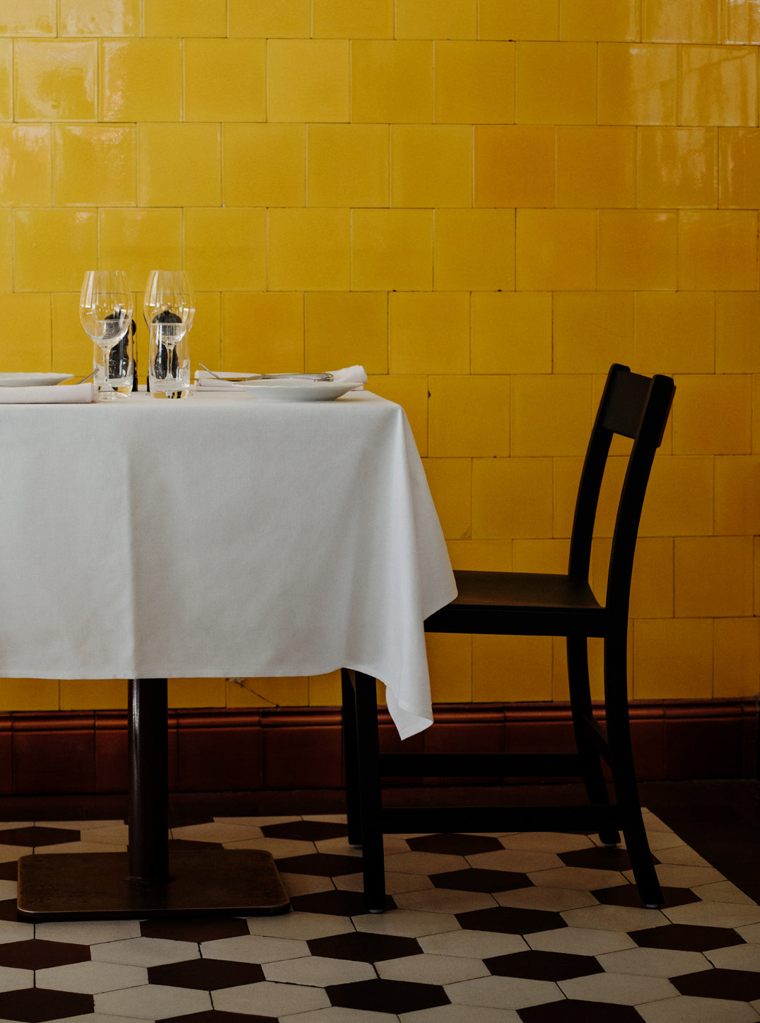 Massproductions Waiter XL stol i miljø