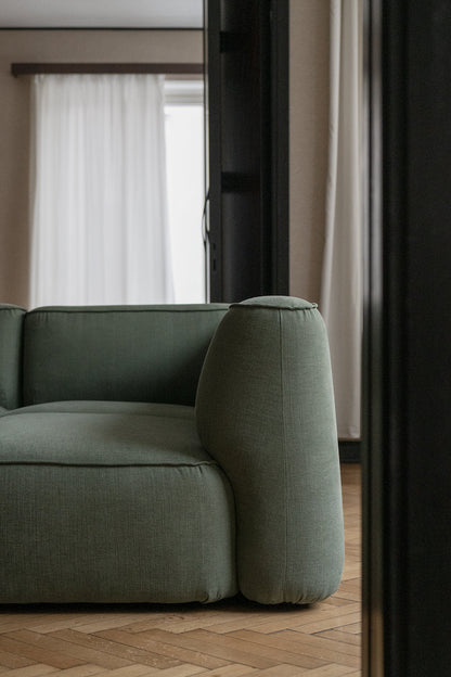Massproductions Patch 3-seter Slim sofa i interiør