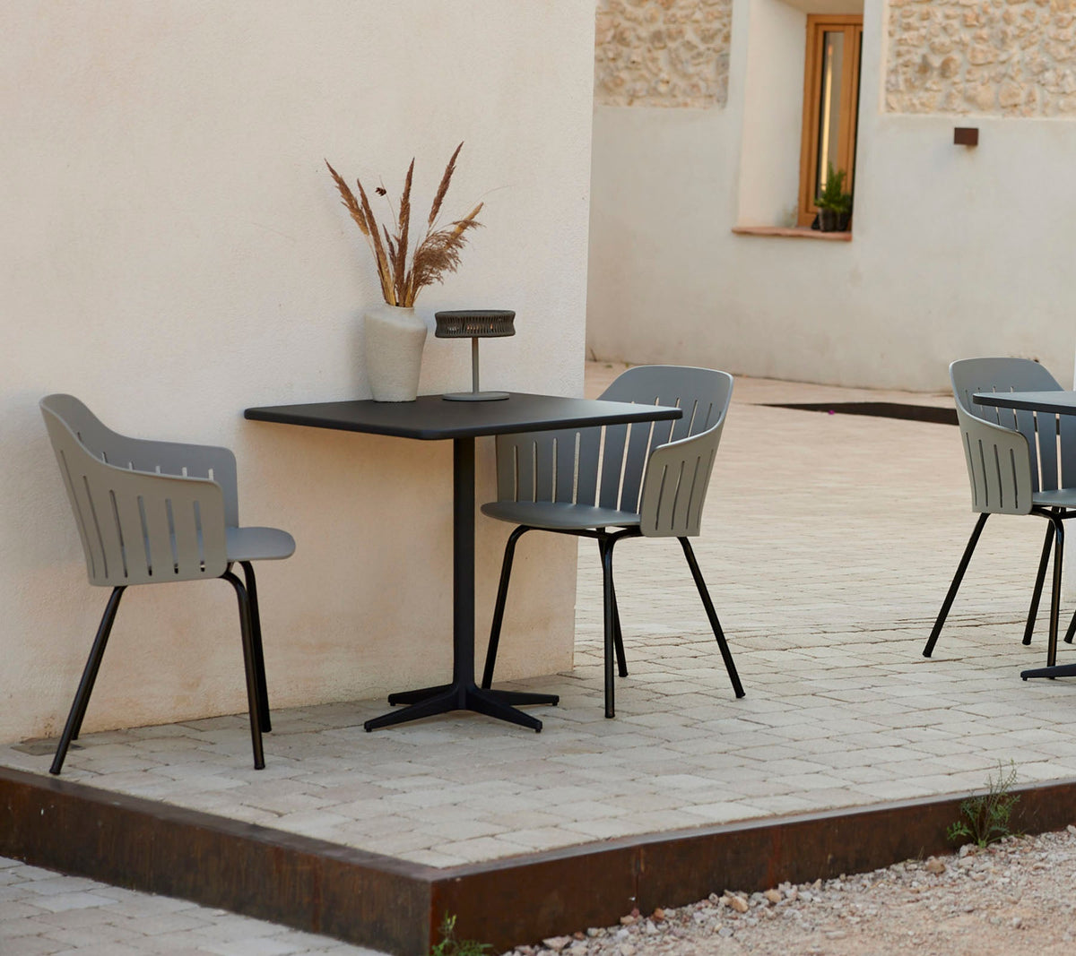 Cane-line Drop kafébord 75×75 cm – miljøbilde
