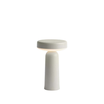 Ease bordlampe fra Muuto. Flere farger.