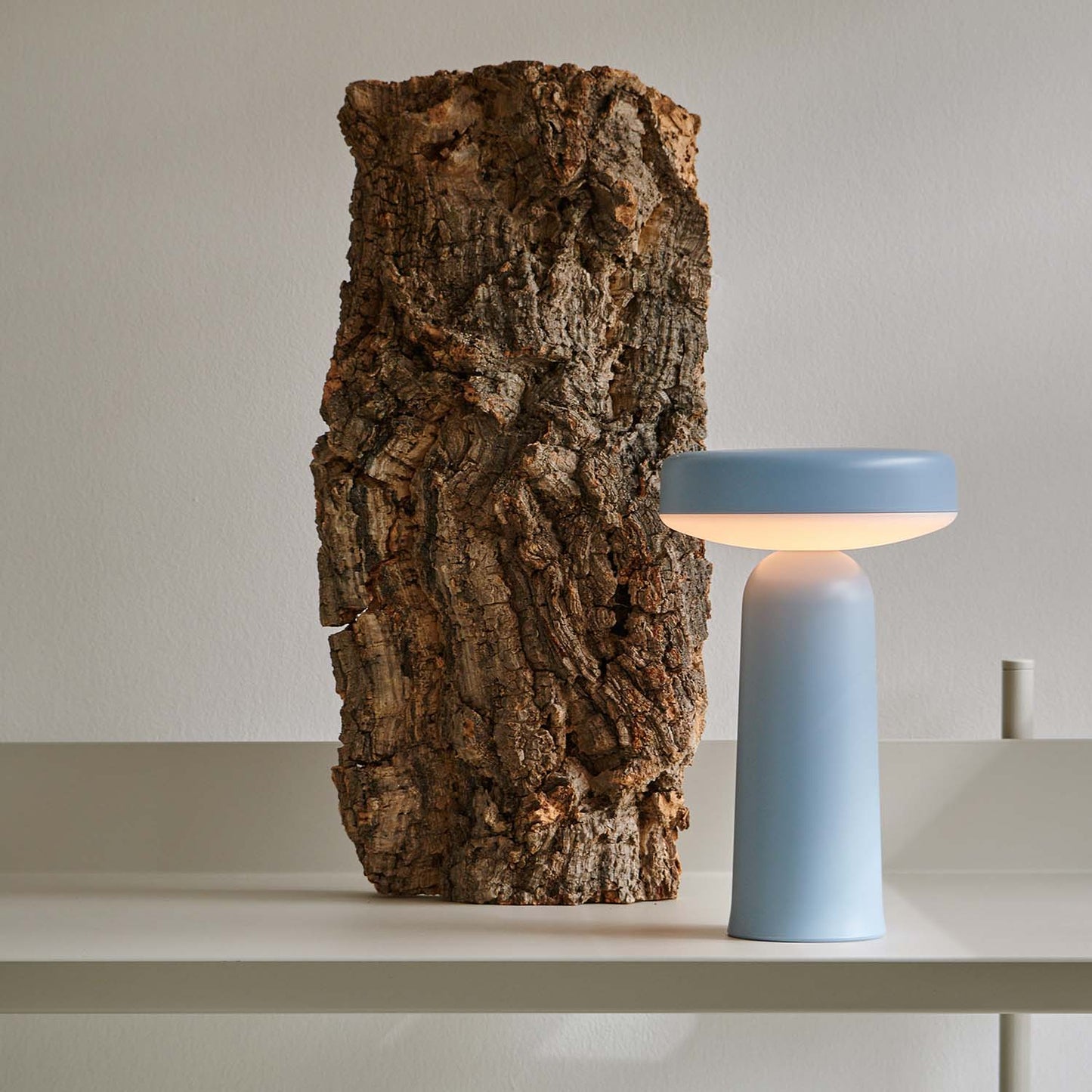 Ease bordlampe fra Muuto. Flere farger.