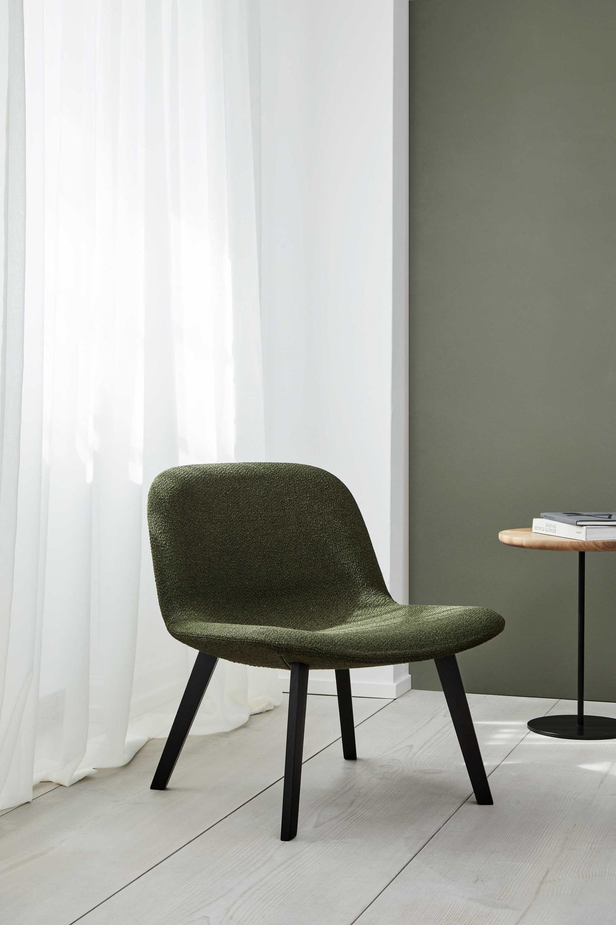 Fredericia Eyes Lounge Wood Chair trestell. Velg tekstil og treverk