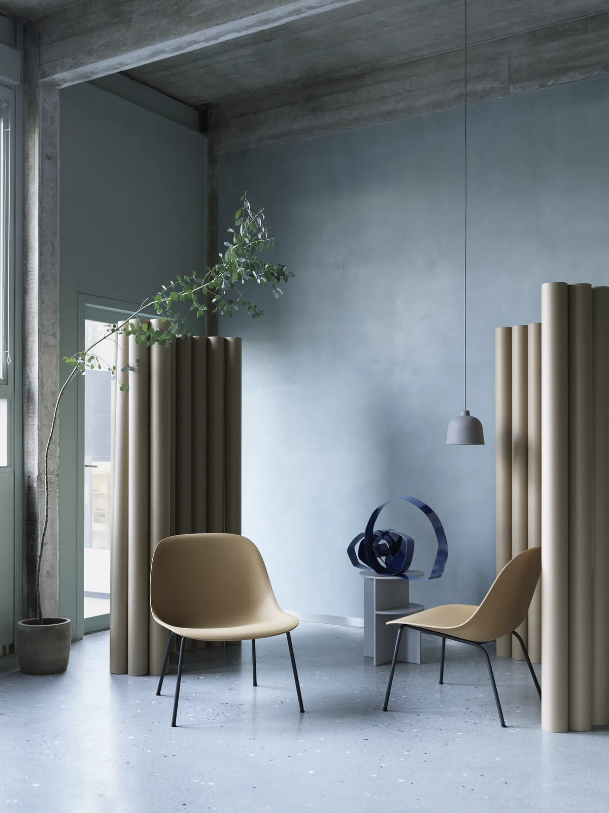 Muuto Fiber Lounge Chair loungestol med rørunderstell, uten polstring. Velg understell og skall