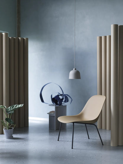 Muuto Fiber Lounge Chair loungestol med rørunderstell, uten polstring. Velg understell og skall