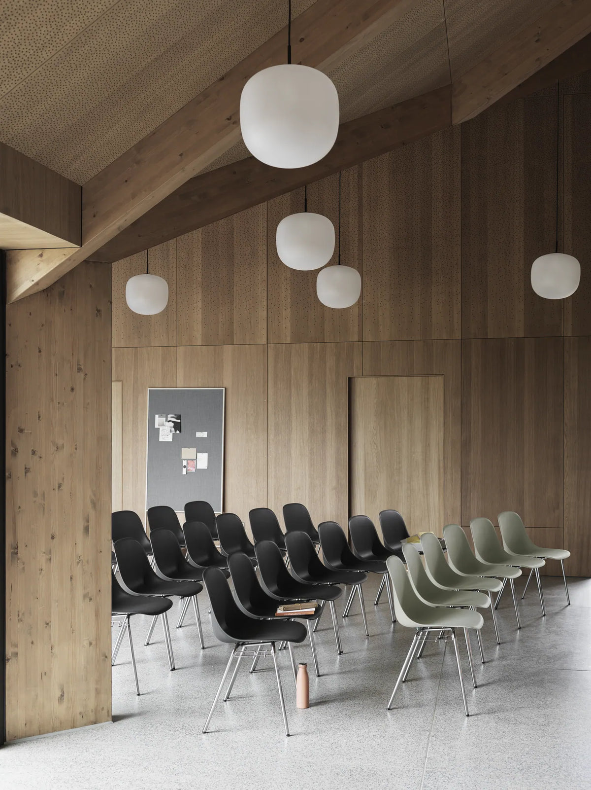 Muuto Fiber Side Chair spisestol med A-understell, uten polstring. Velg skall og kobling