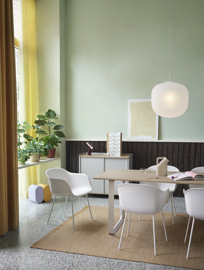 Muuto Fiber Armchair stol med armlener og rørunderstell, frontpolstret. Velg tekstil