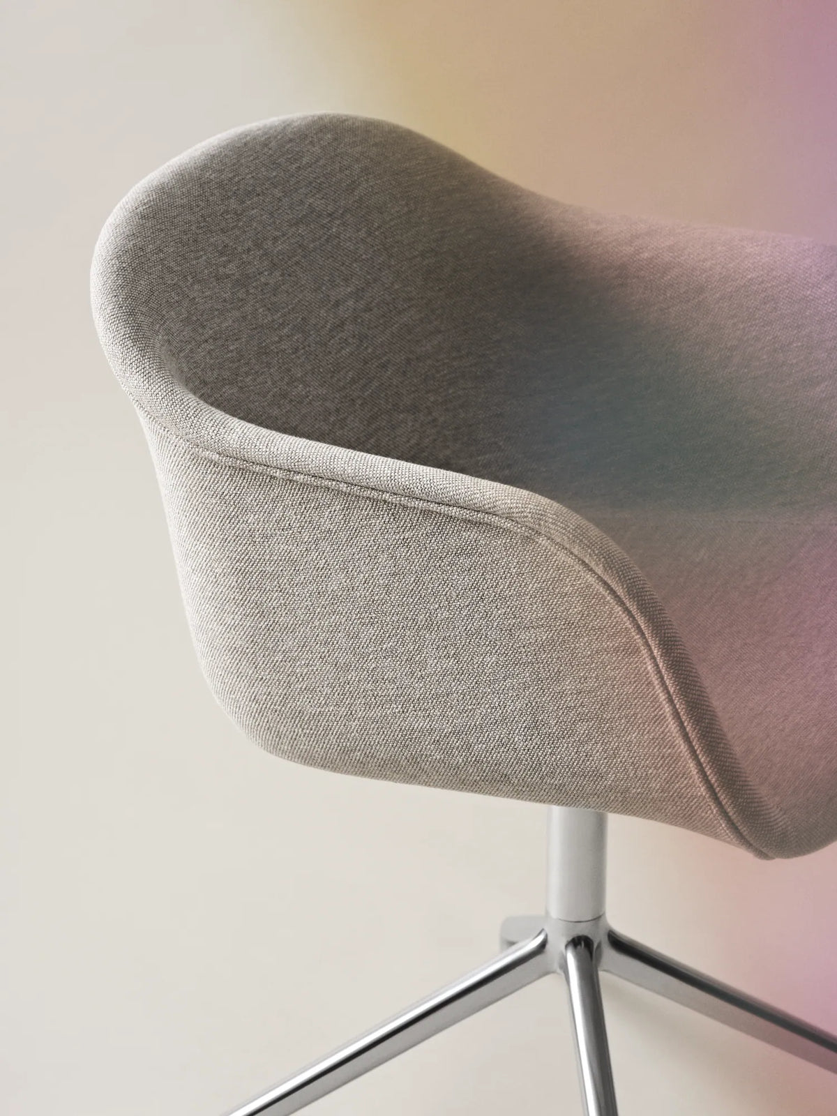 Muuto Fiber Armchair stol med armlener og svingbart understell, uten polstring. Velg understell og funksjon