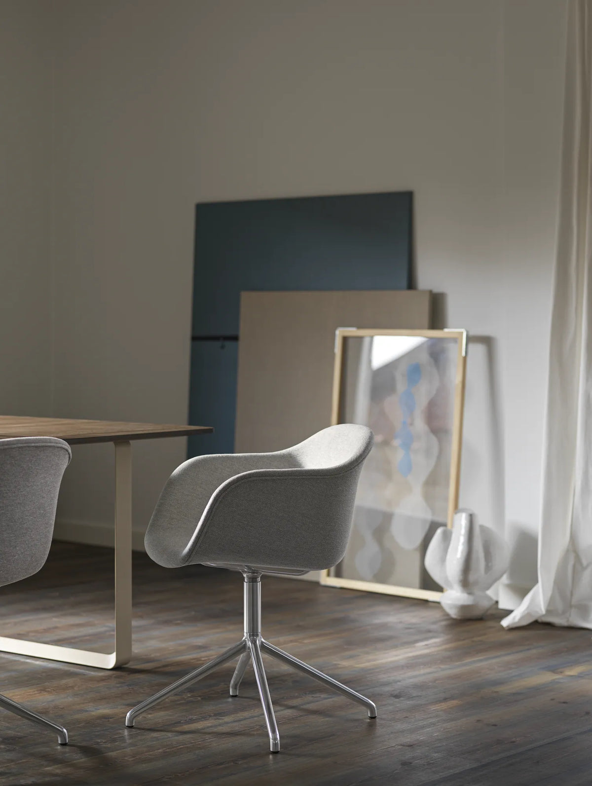 Muuto Fiber Armchair stol med armlener og svingbart understell, uten polstring. Velg understell og funksjon